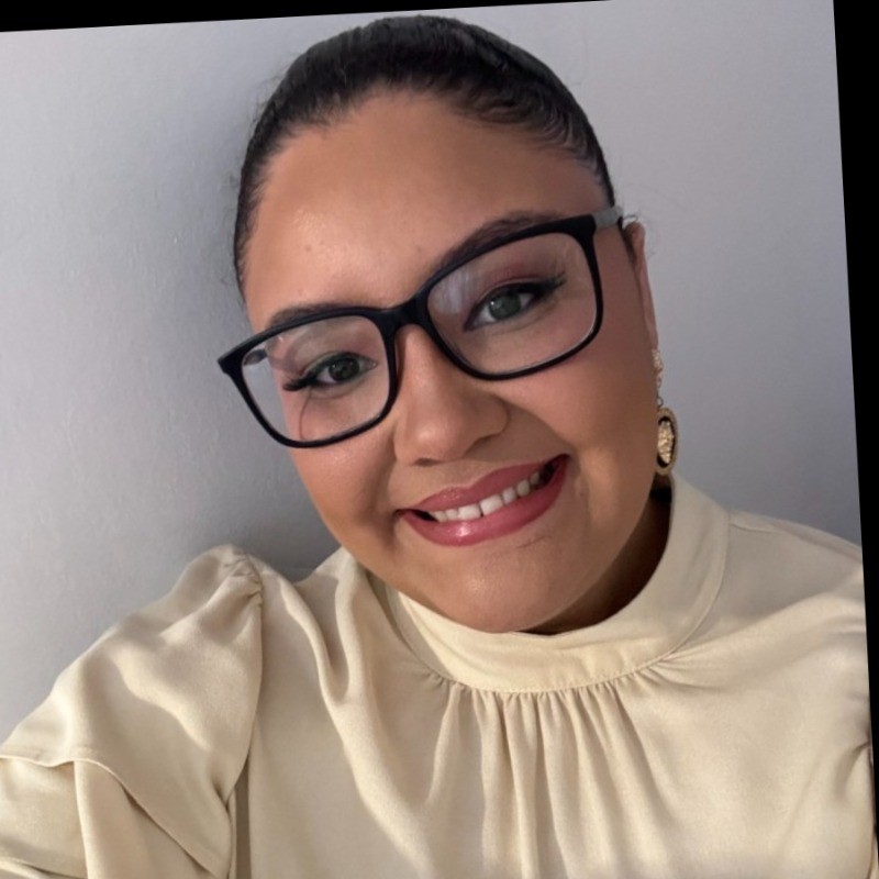 Foto acolhedora da psicóloga Elivania